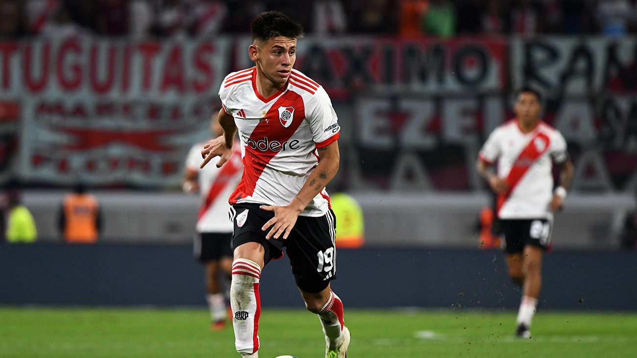 Claudio Echeverri durante un partido con River