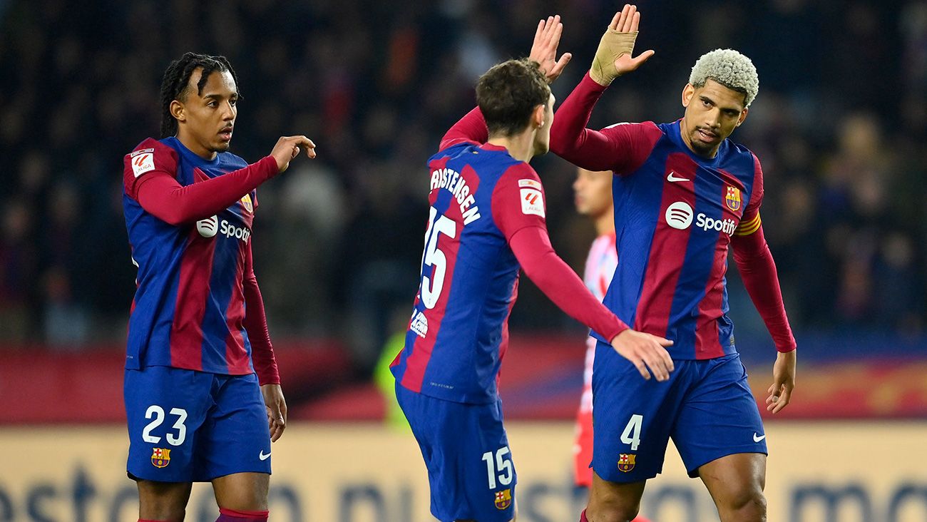 Jules Koundé, Araújo y Christensen en un partido