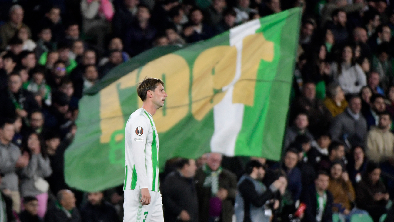 Juan Miranda en partido con el Real Betis con la afición de fondo