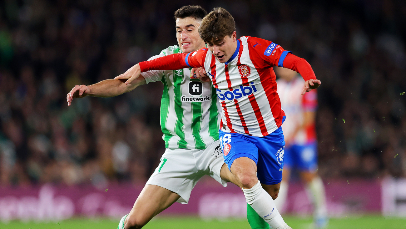 Pablo Torre con el Girona CF en un duelo contra Marc Roca del Betis en LaLiga