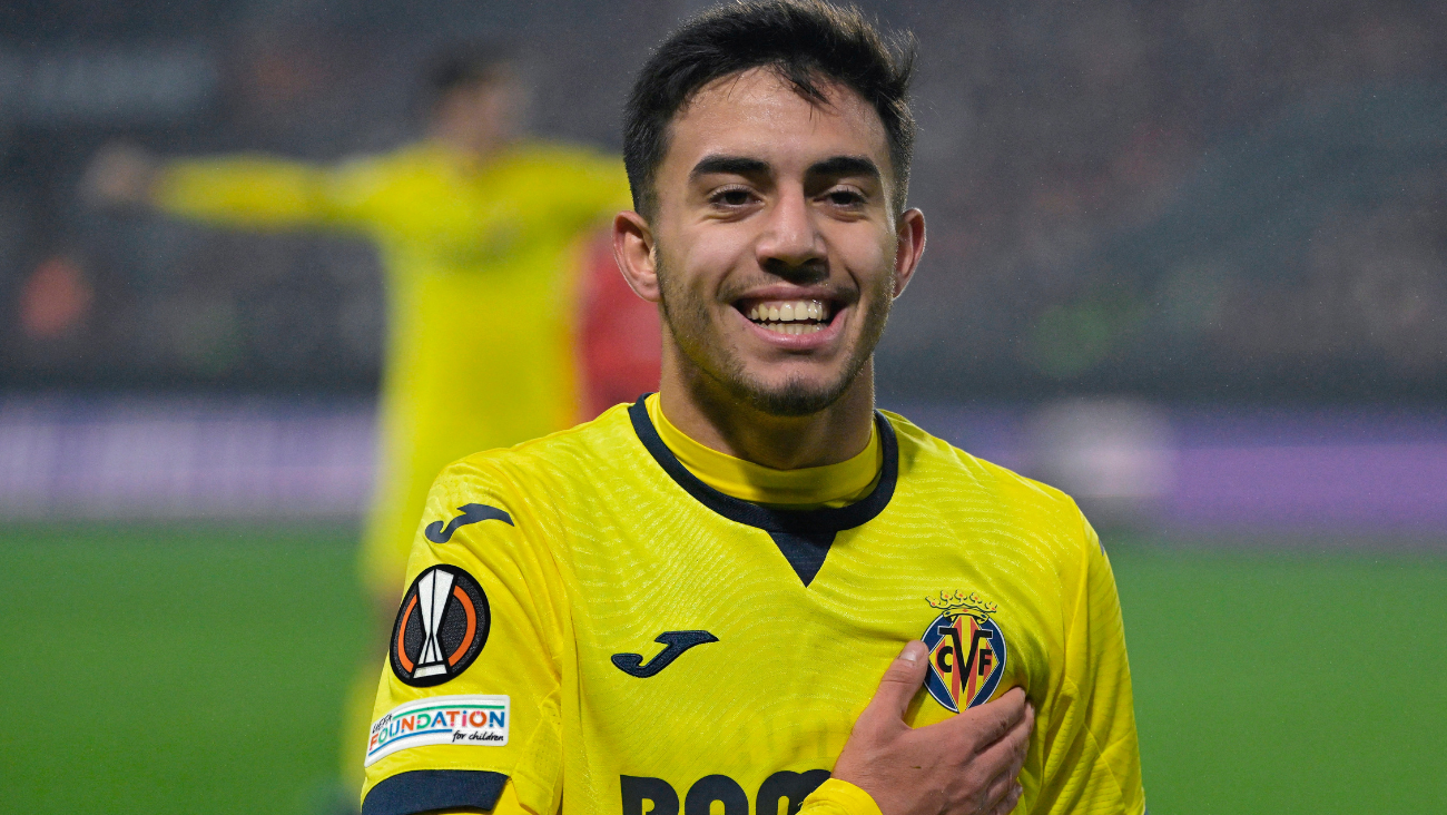 Ilias Akhomach con el Villarreal CF celebrando su anotación ante el Rennes en la Europa League