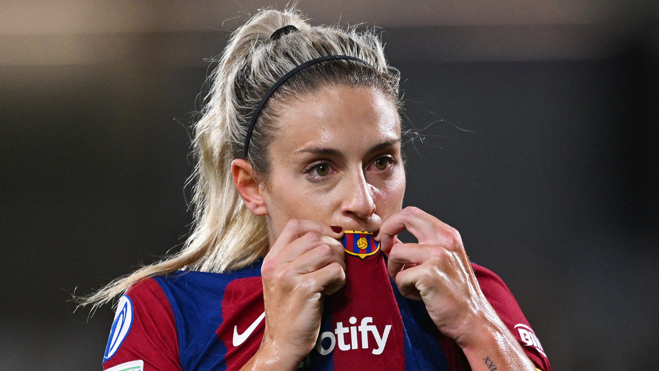 Alexia Putellas besando el escudo del Barça