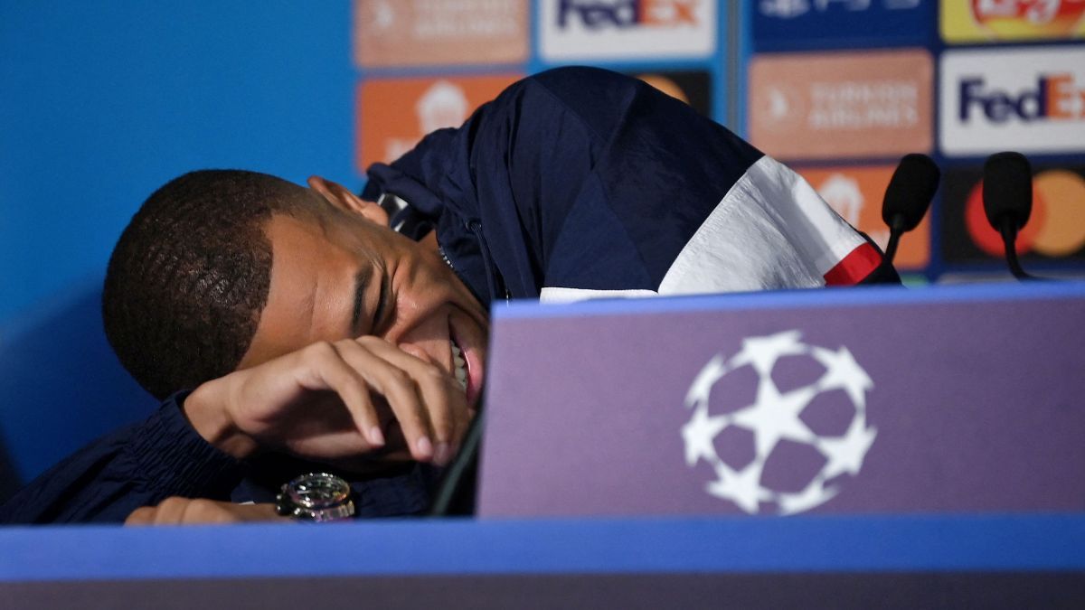 Kylian Mbappé se ríe durante una rueda de prensa