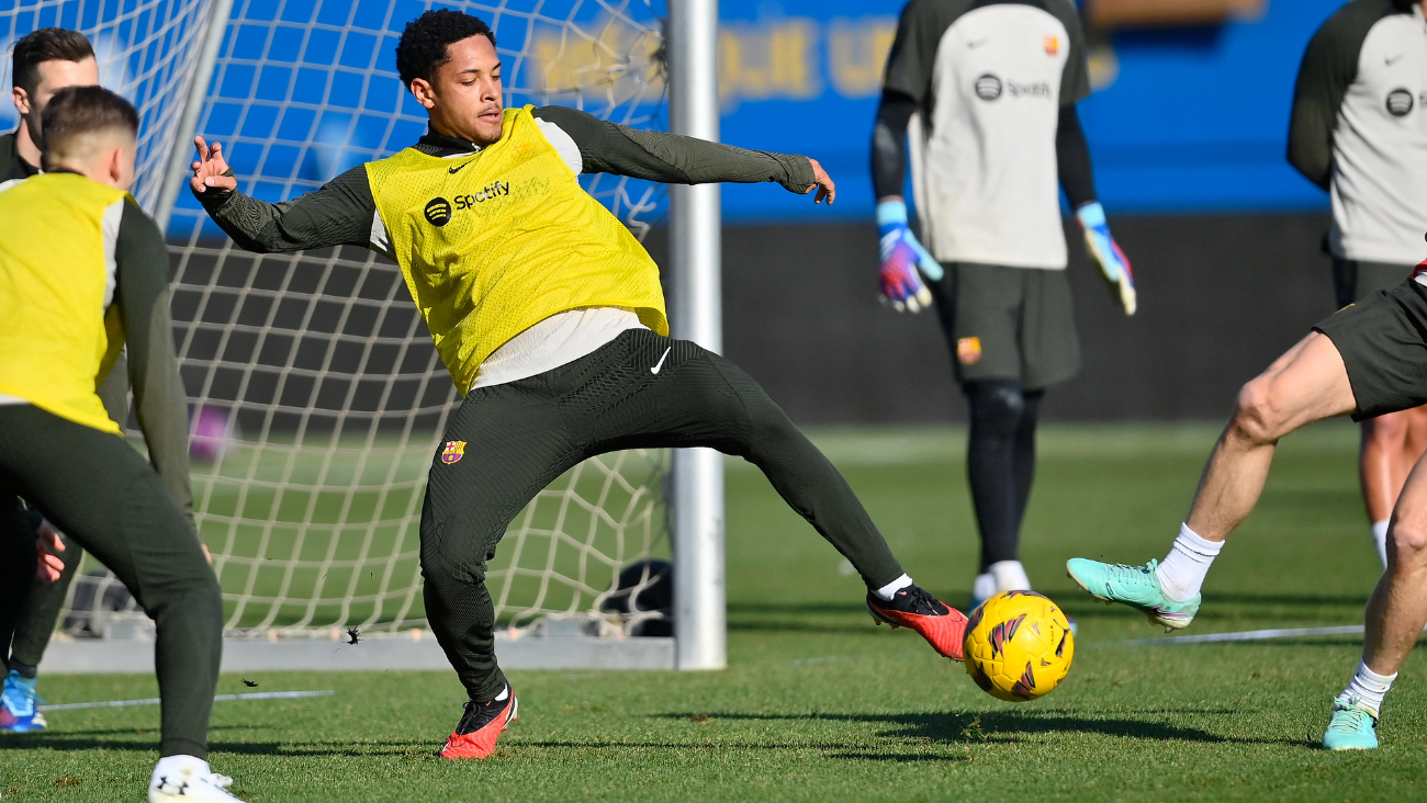 Vitor Roque disputando un balón en el entrenamiento del FC Barcelona