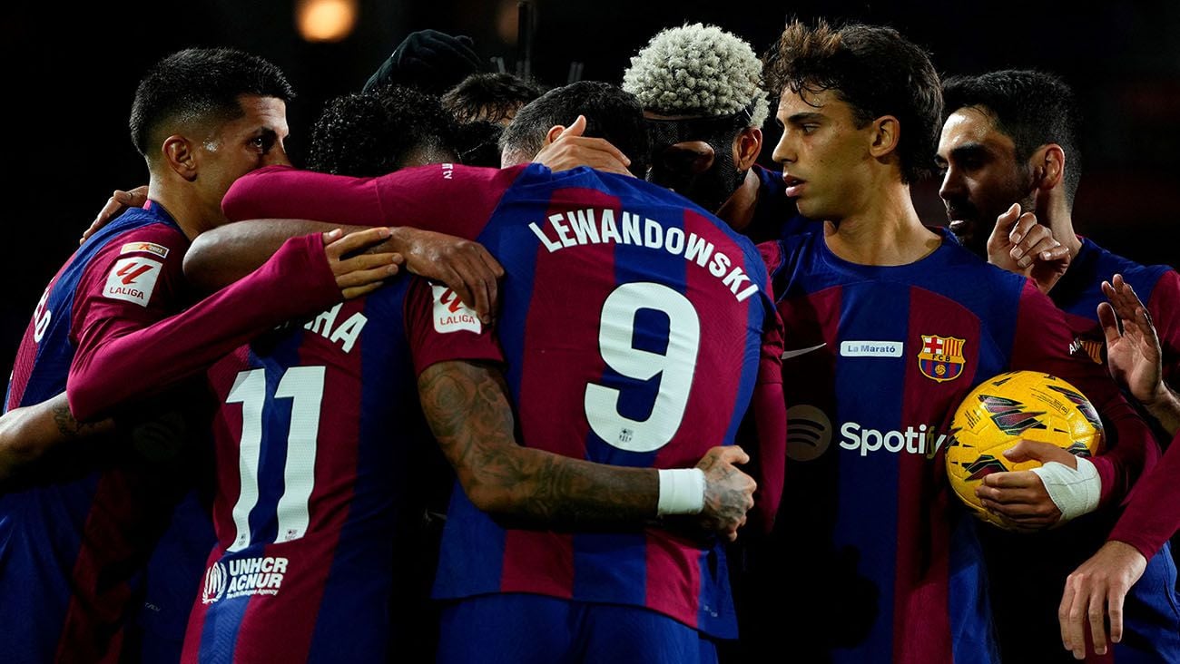 Lewandowski, Raphinha and Joao Félix celebrating a goal with Barça