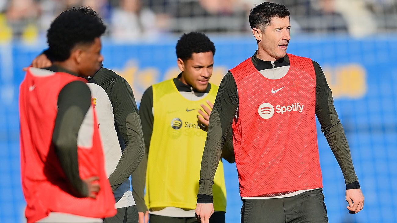 Robert Lewandowski y Vitor Roque en un entrenamiento