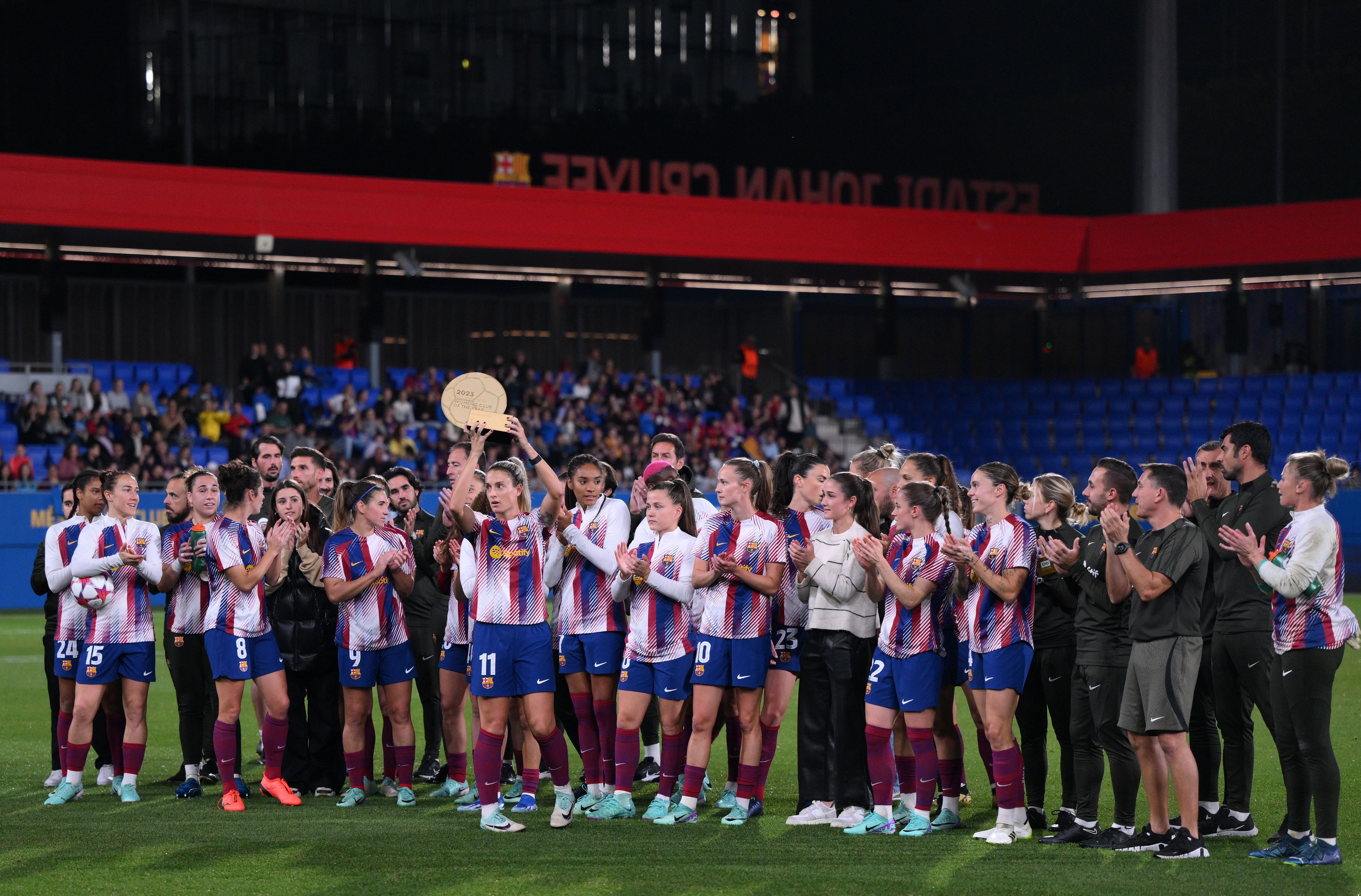 Putellas alza el trofeo de mejor equipo femenino del 2023 en el Johan Cruyff