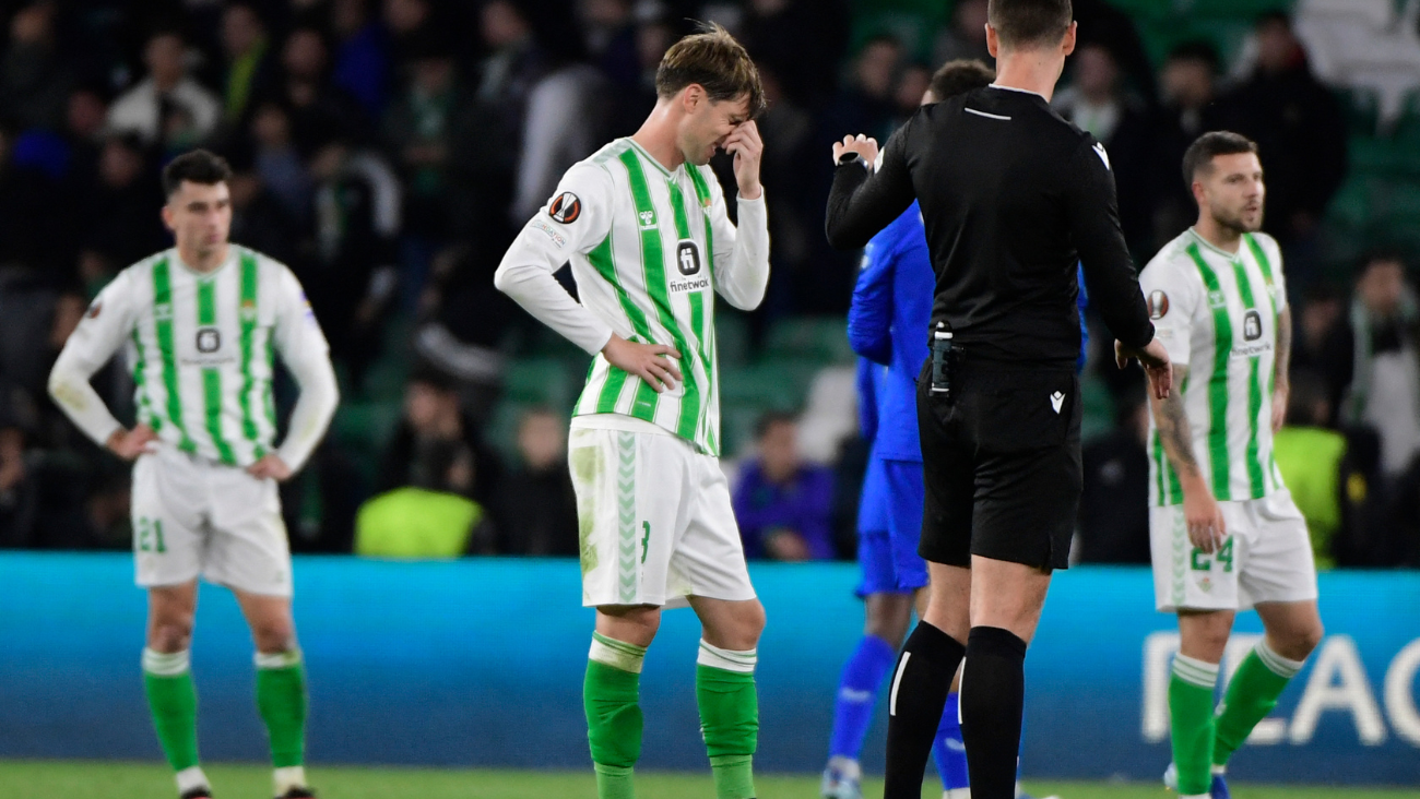 Juan Miranda con el Real Betis en el duelo de Europa League ante el Rangers