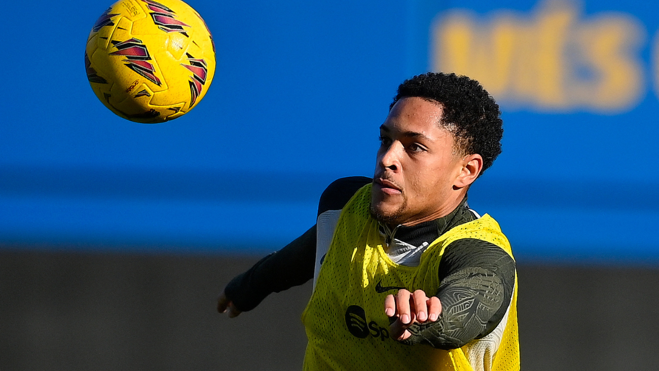 Vitor Roque en el entrenamiento con el FC Barcelona