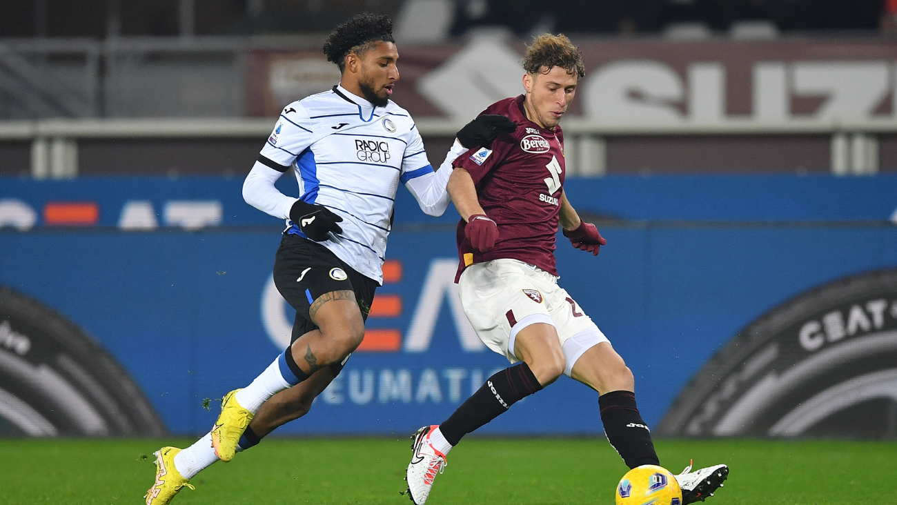 Ederson dos Santos (izquierda) contra Mergim Vojvoda en el duelo entre el Torino y el Atalanta en la Serie A