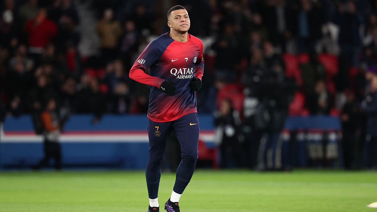 Kylian Mbappé in a warm-up with PSG