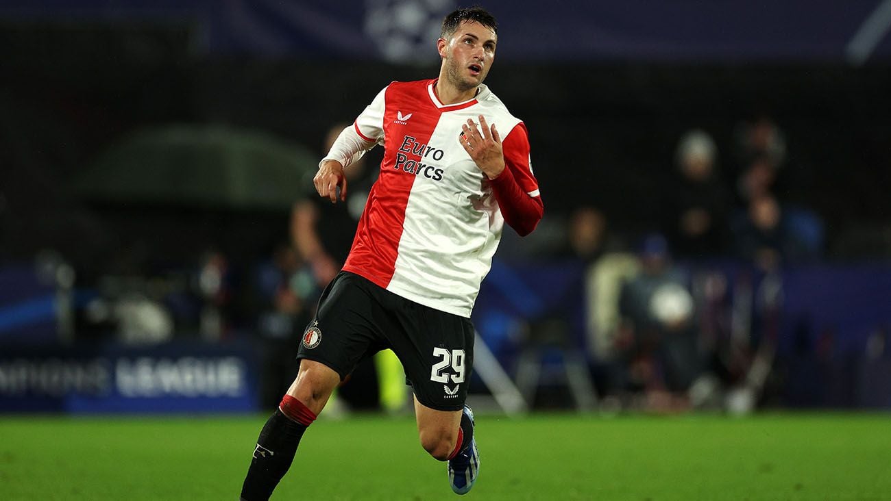 Santiago Giménez in a match with Feyenoord