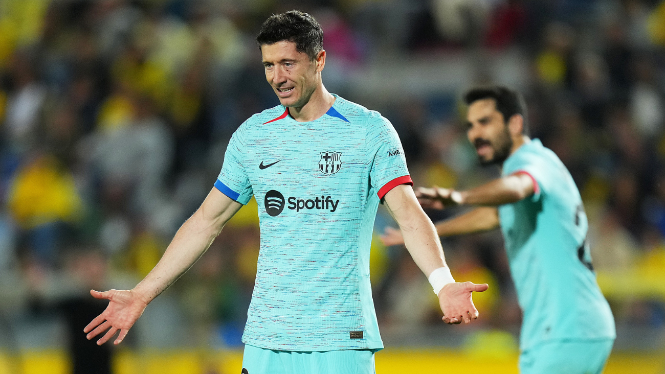 Robert Lewandowski en el duelo entre la UD Las Palmas y el FC Barcelona en LaLiga