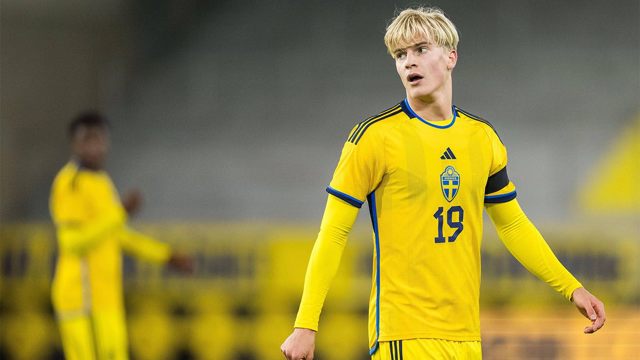 Lucas Bergvall en un partido con la Sub-17 de Suecia