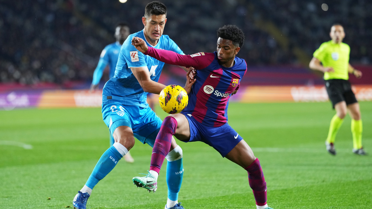 Alejandro Balde en una disputa de balón en duelo del Barça contra la UD Almería en LaLiga