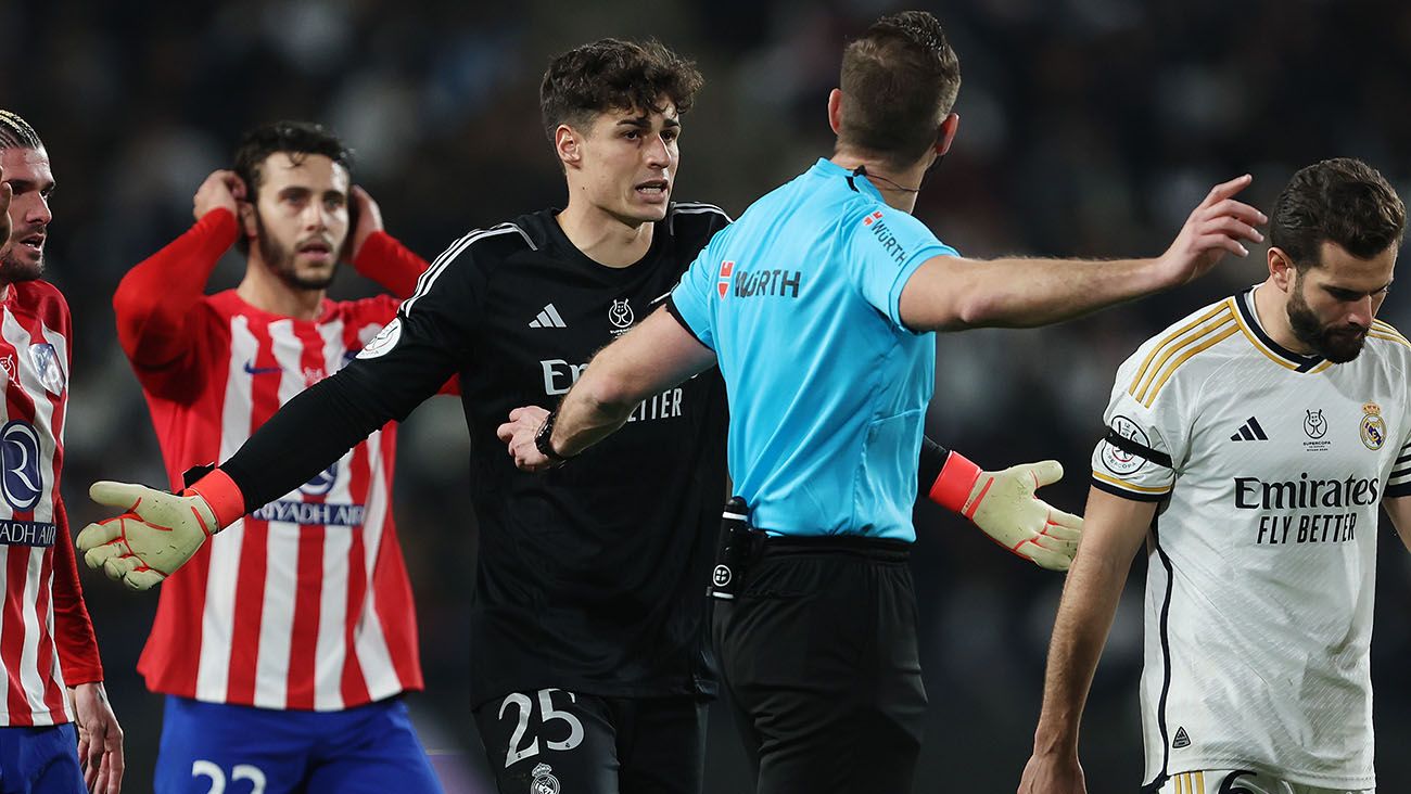 Kepa protests after Atlético's third goal in the Spanish Super Cup