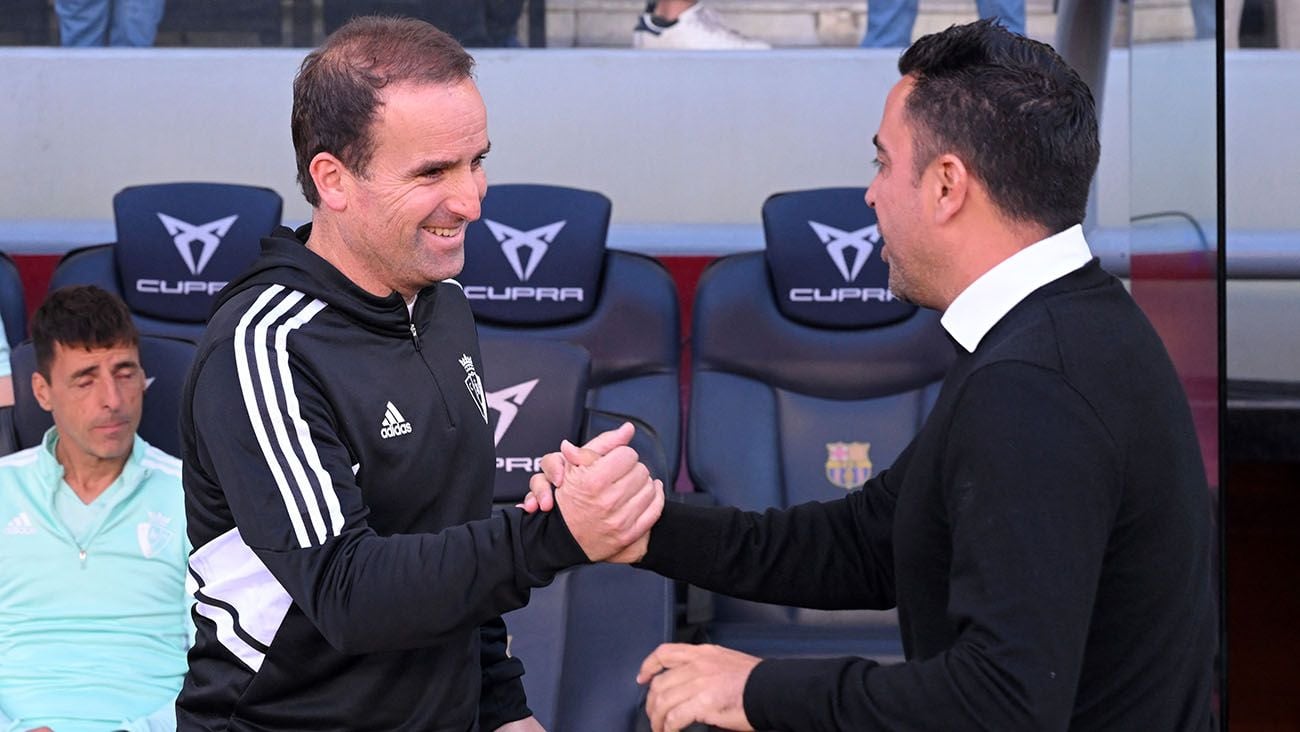 Jagoba Arrasate y Xavi Hernández antes de un partido de Liga