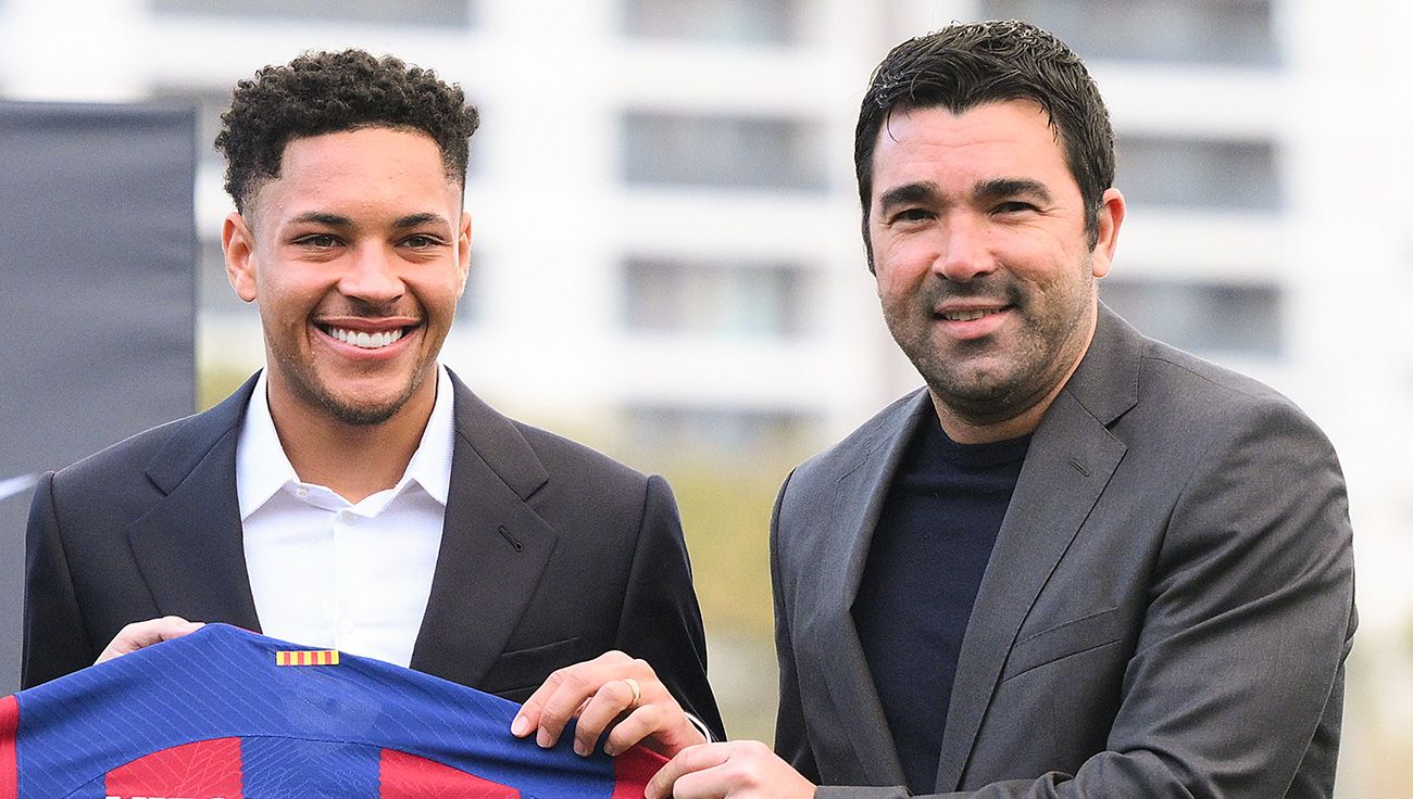 Vitor Roque y Deco durante la presentación del delantero