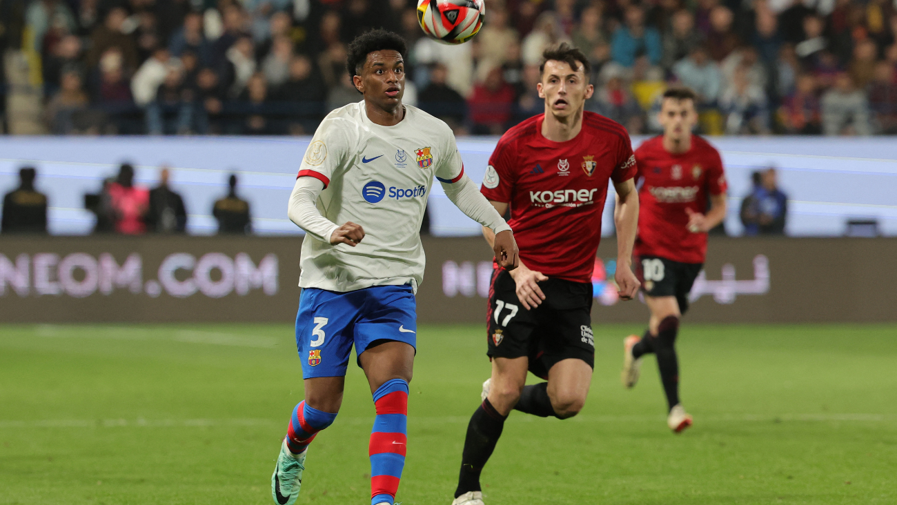 Alejandro Balde disputando un balón en el duelo entre el Osasuna y el FC Barcelona por la Supercopa de España