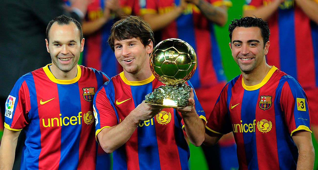Iniesta, Messi y Xavi posan con el balón de oro del argentino