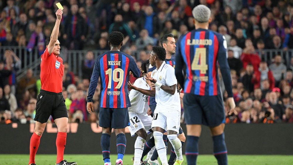 Juan Martínez Munuera durante un Clásico en Camp Nou