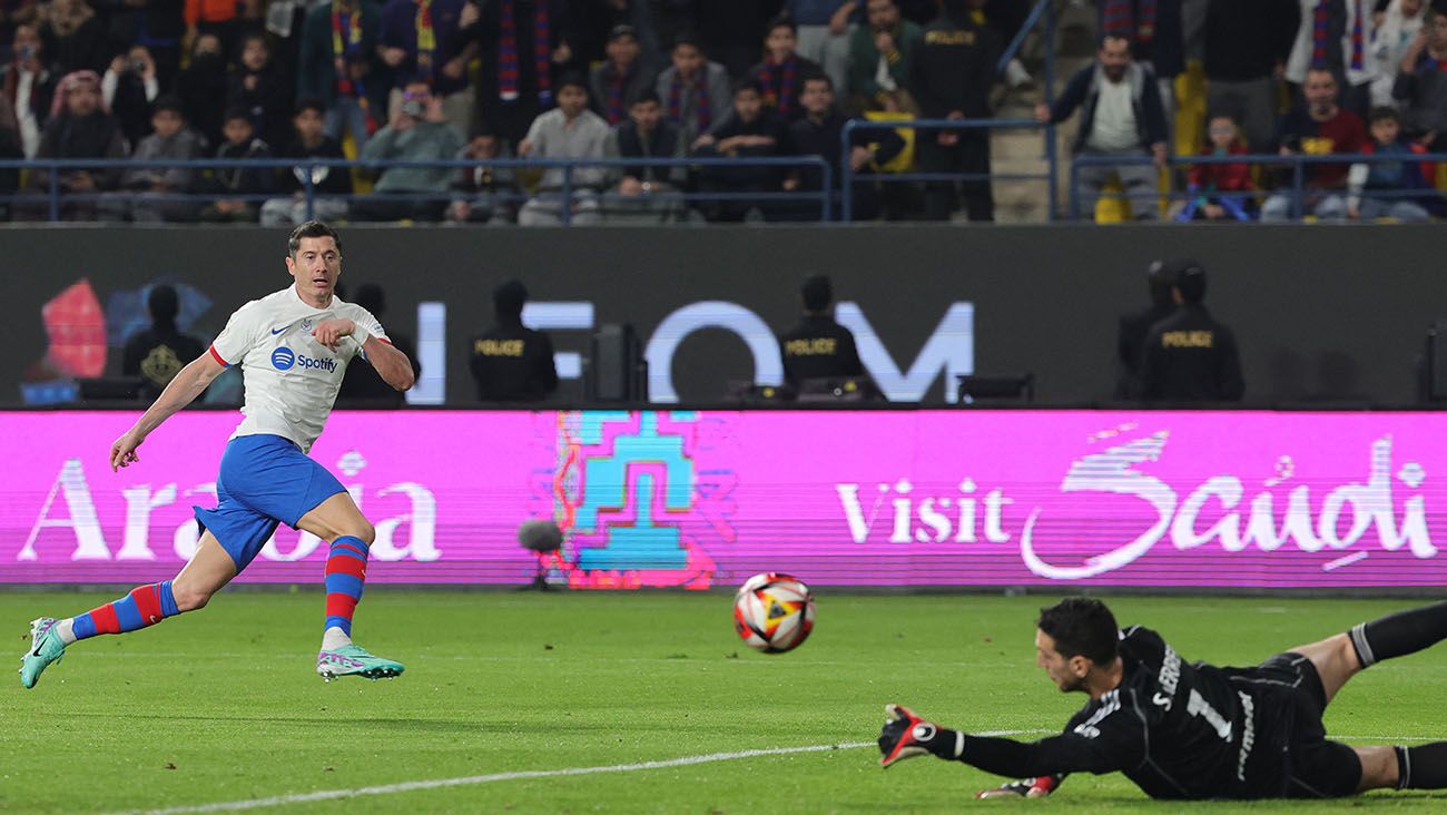 Robert Lewandowski en la jugada de su gol ante el Osasuna (2-0)