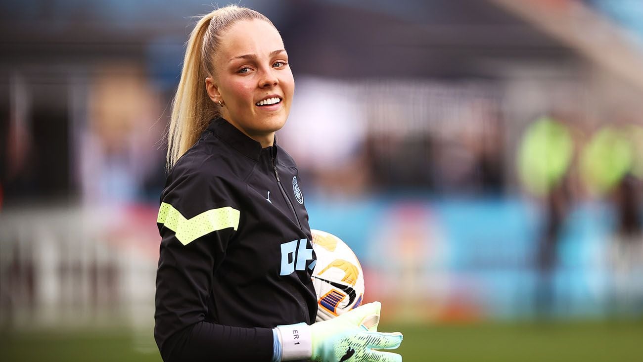 Ellie Roebuck en un entrenamiento con el Manchester City
