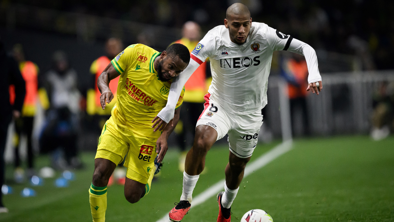 Jean Clair Todibo (derecha) peleando un balón contra Marcus Coco en el duelo entre el Niza y el Nantes