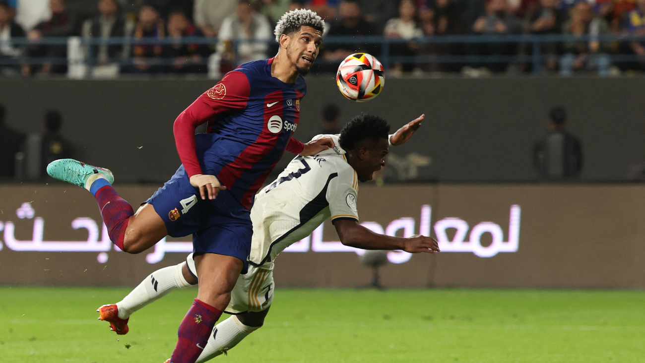 Ronald Araújo en una disputa de balón contra Vinicius Junior en el Clásico de la Supercopa de España(4 1)