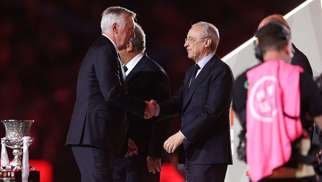 Florentino Pérez saludando a Ancelotti tras la Supercopa de España
