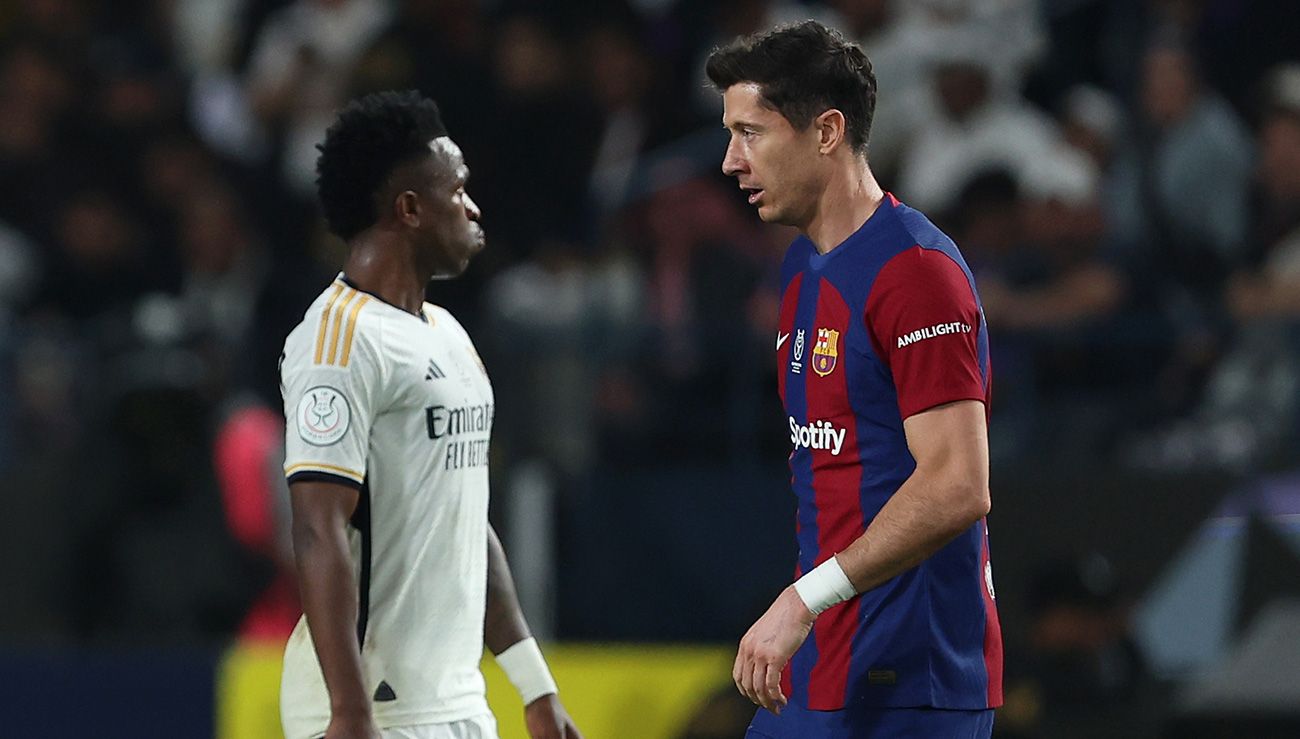 Robert Lewandowski y Vinicius durante la Supercopa de España