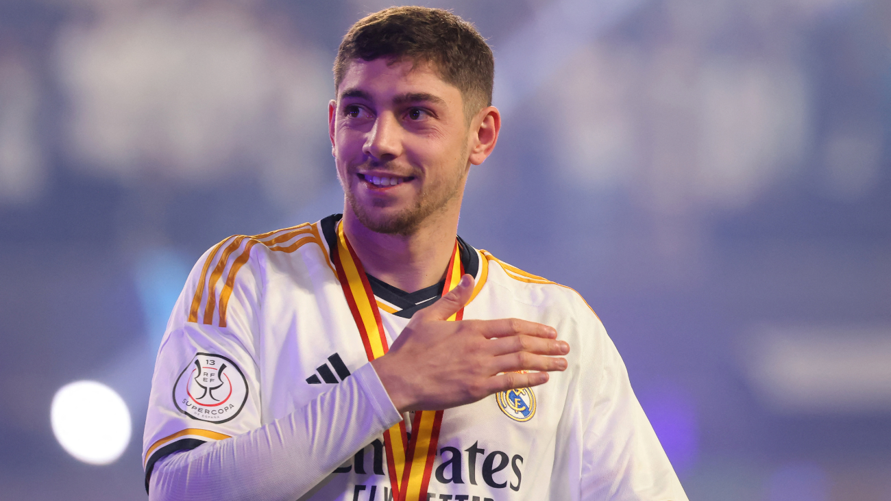 Fede Valverde con la medalla de campeón de la Supercopa de España colgada