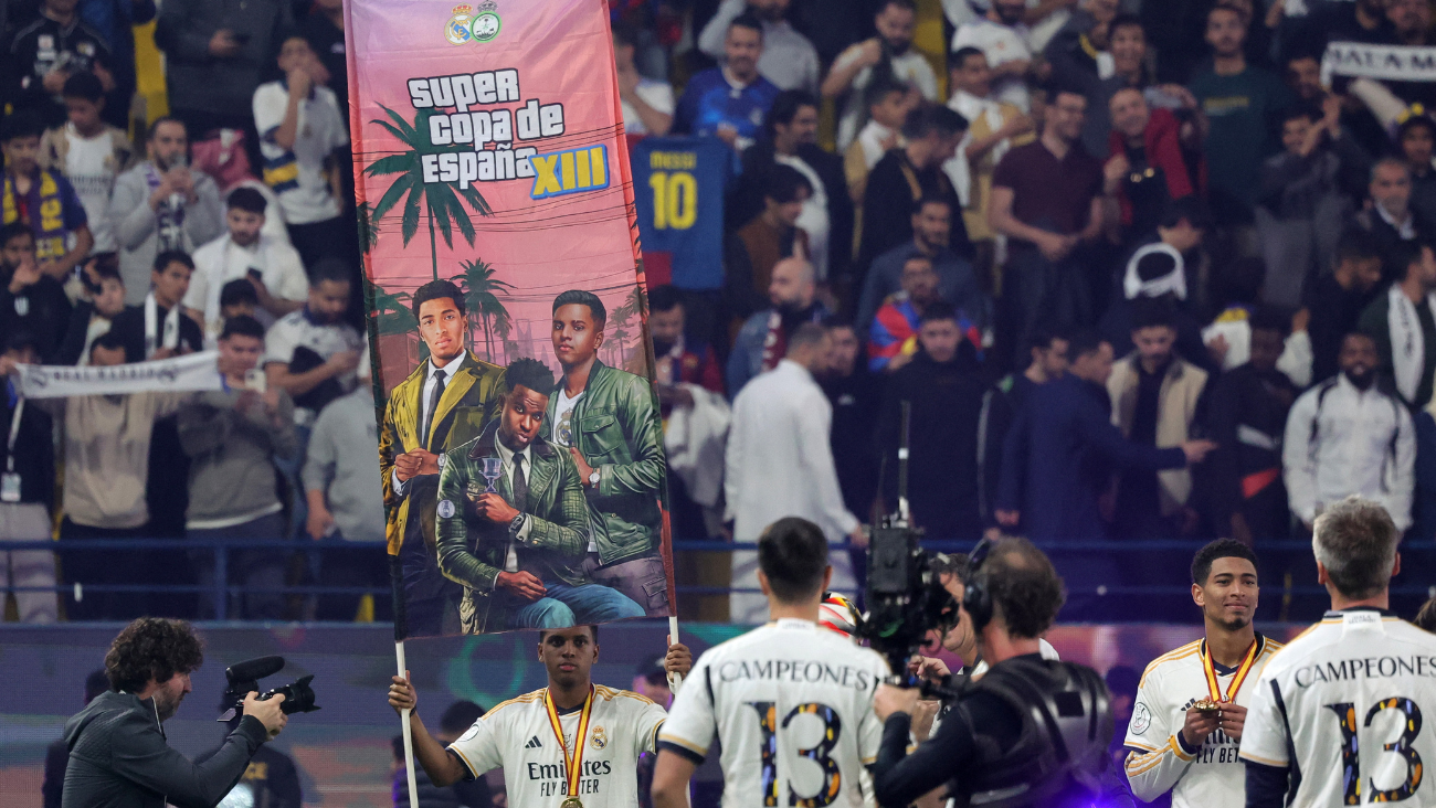 Rodrygo cargando una pancarta en la celebración del Real Madrid por haber conseguido la Supercopa de España