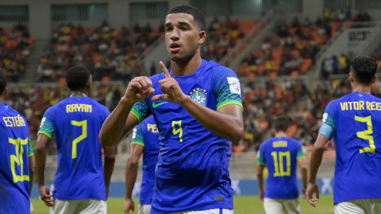 Kaua Elias celebrando una anotación con la selección de Brasil en la Copa del Mundo Sub 17 en Indonesia de 2023