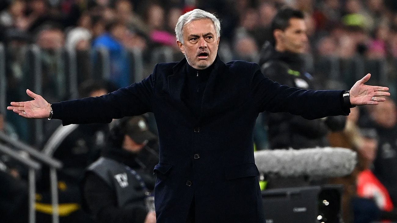 José Mourinho dirigiendo a la Roma