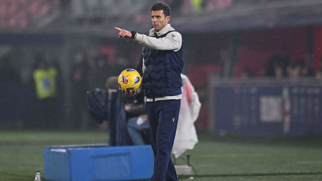 Thiago Motta directing a Bologna match