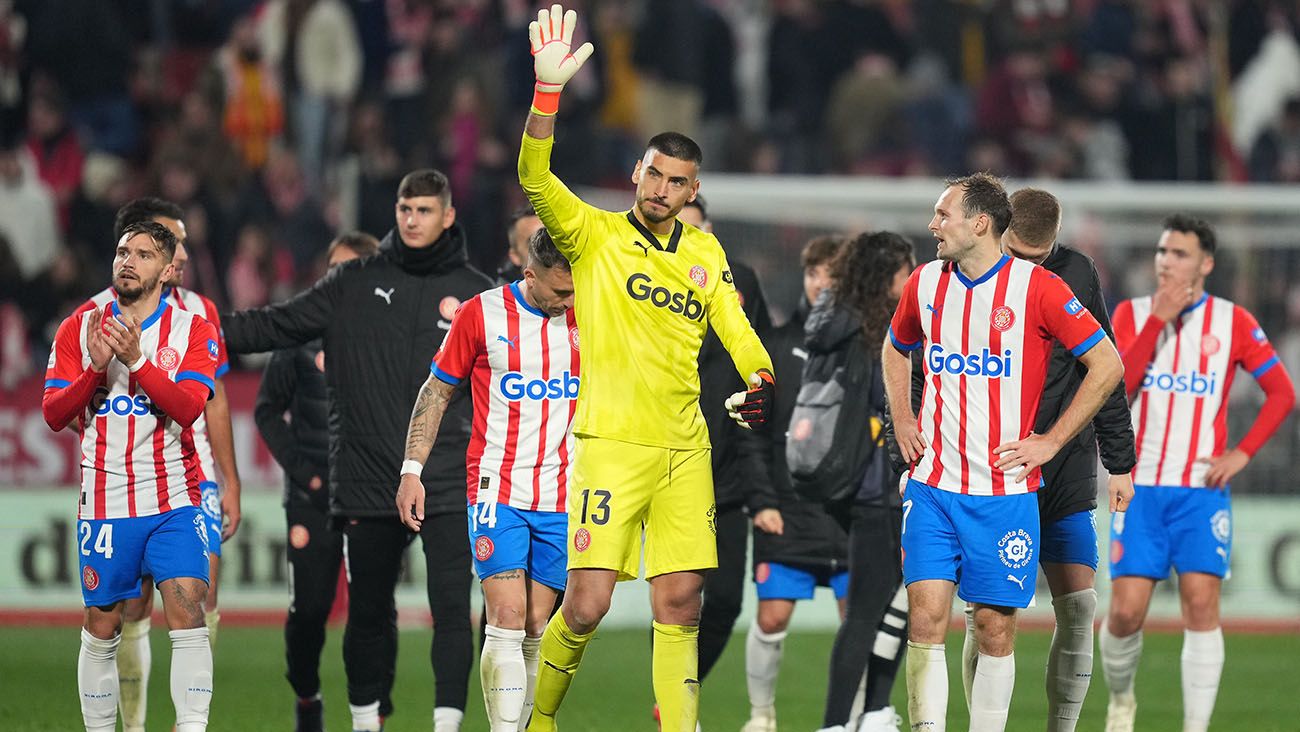jugadores del Girona saludando a su afición