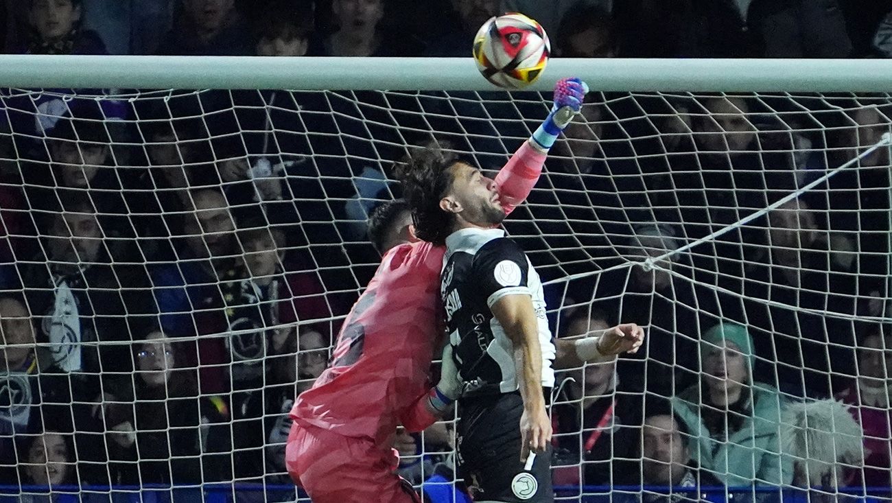 Iñaki Peña disputando el balón ante un jugador de Unionistas
