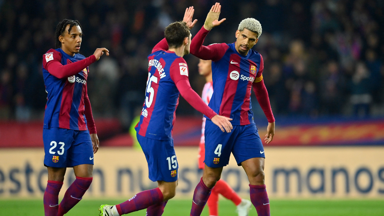 Jules Koundé, Ronald Araújo y Andreas Christensen en el duelo entre el FC Barcelona y el Atlético de Madrid en LaLiga