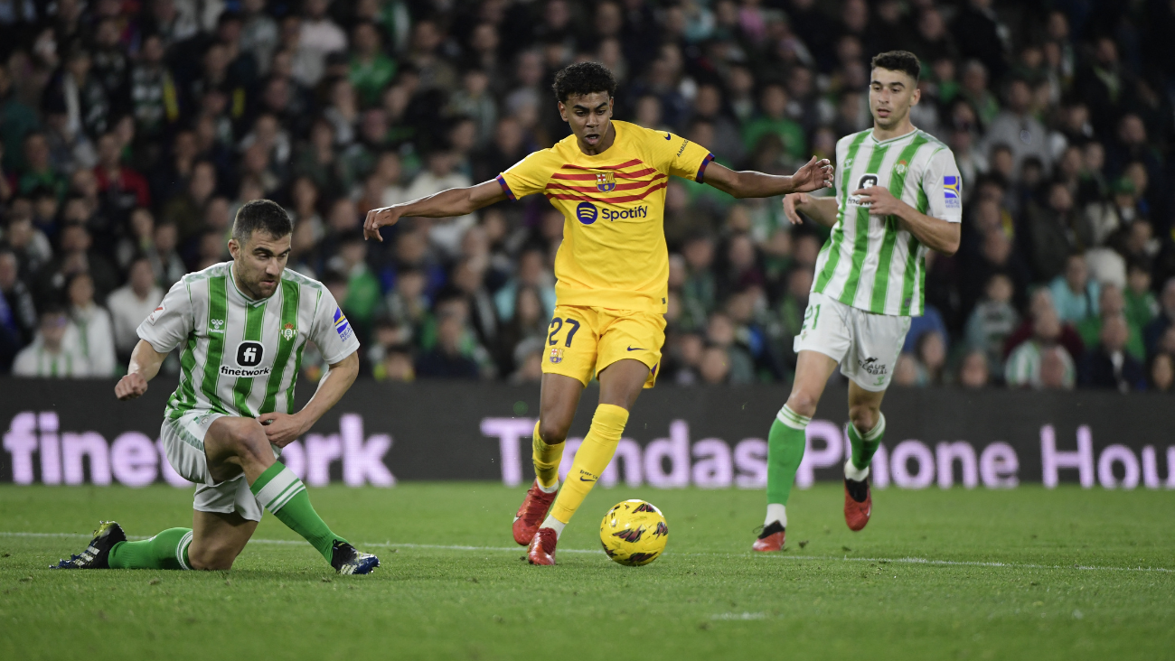 Lamine Yamal con el FC Barcelona en el duelo ante el Real Betis