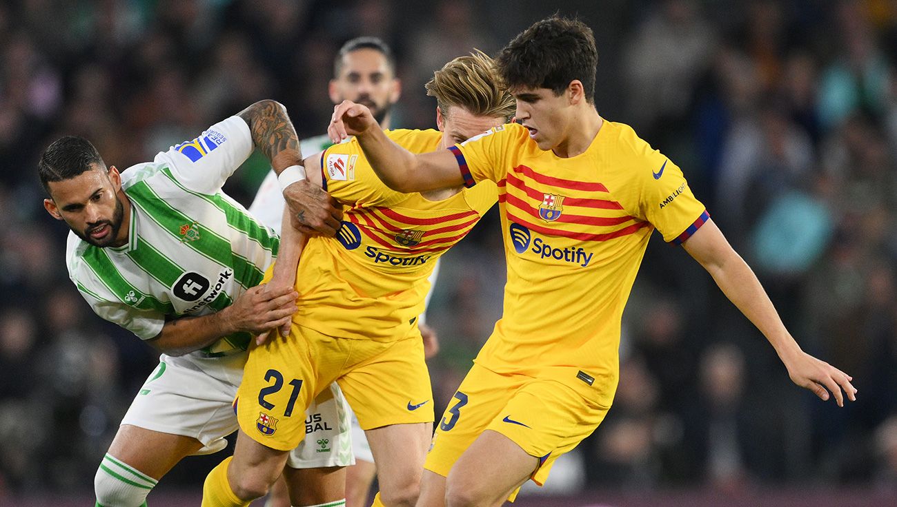 Pau Cubarsí disputando el balón el el Betis-Barça