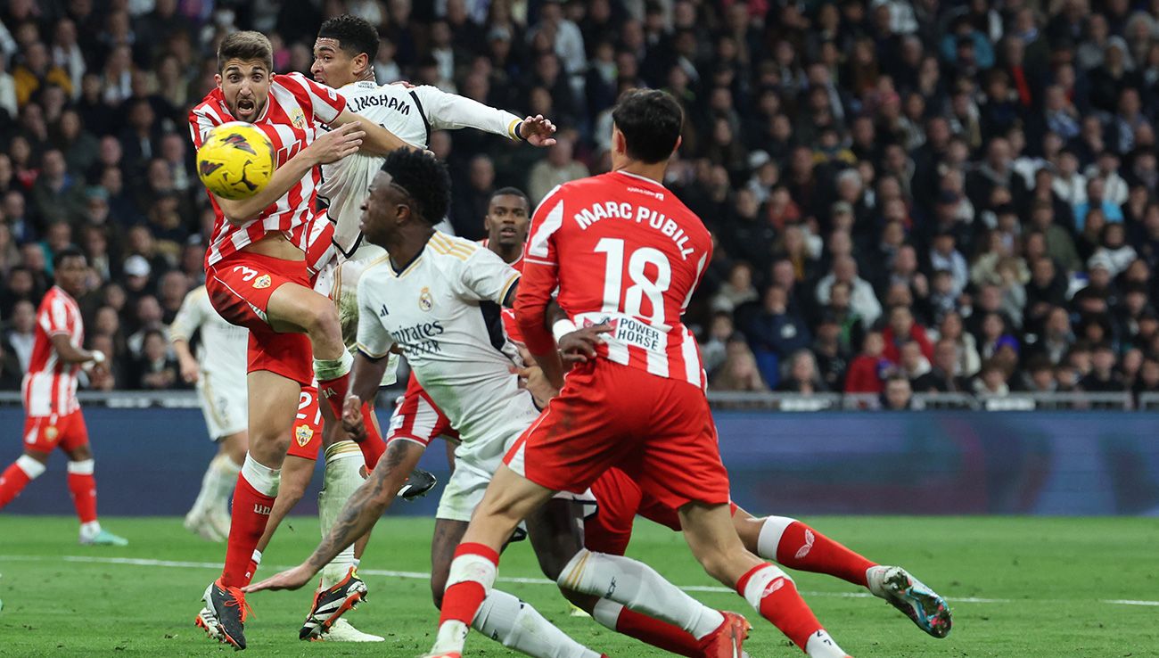 Vinicius marcando su polémico gol ante el Almería