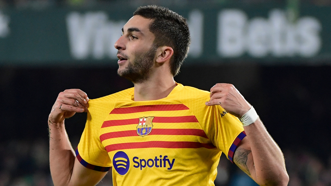 Ferran Torres celebrando una de sus anotaciones en el duelo entre el Real Betis y el Barça