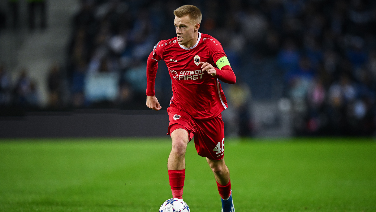 Arthur Vermeeren en el duelo entre el Amberes y el Oporto en la UEFA Champions League