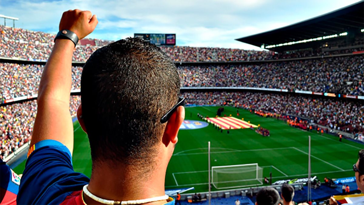 Un aficionado anima al Barça en el Camp Nou