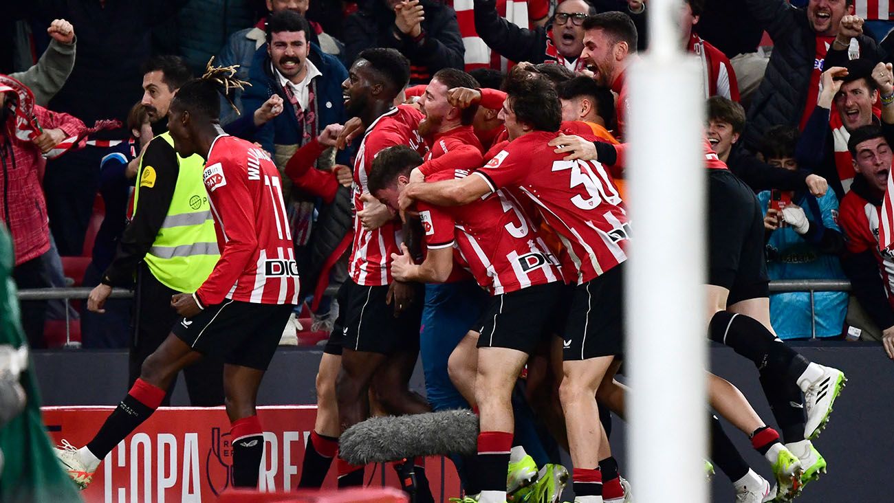 Jugadores del Athletic de Bilbao festejan la victoria ante el Barça (4-2)