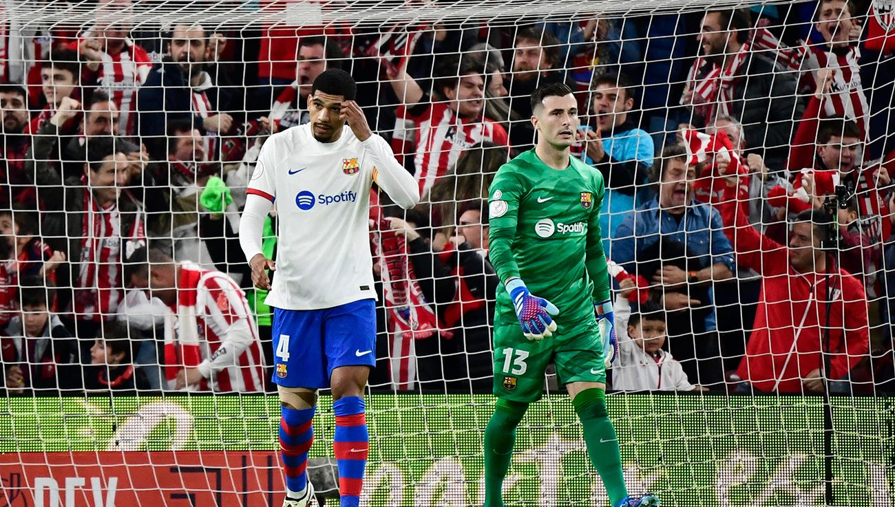 Ronald Araújo e Iñaki Peña durante un partido del Barça