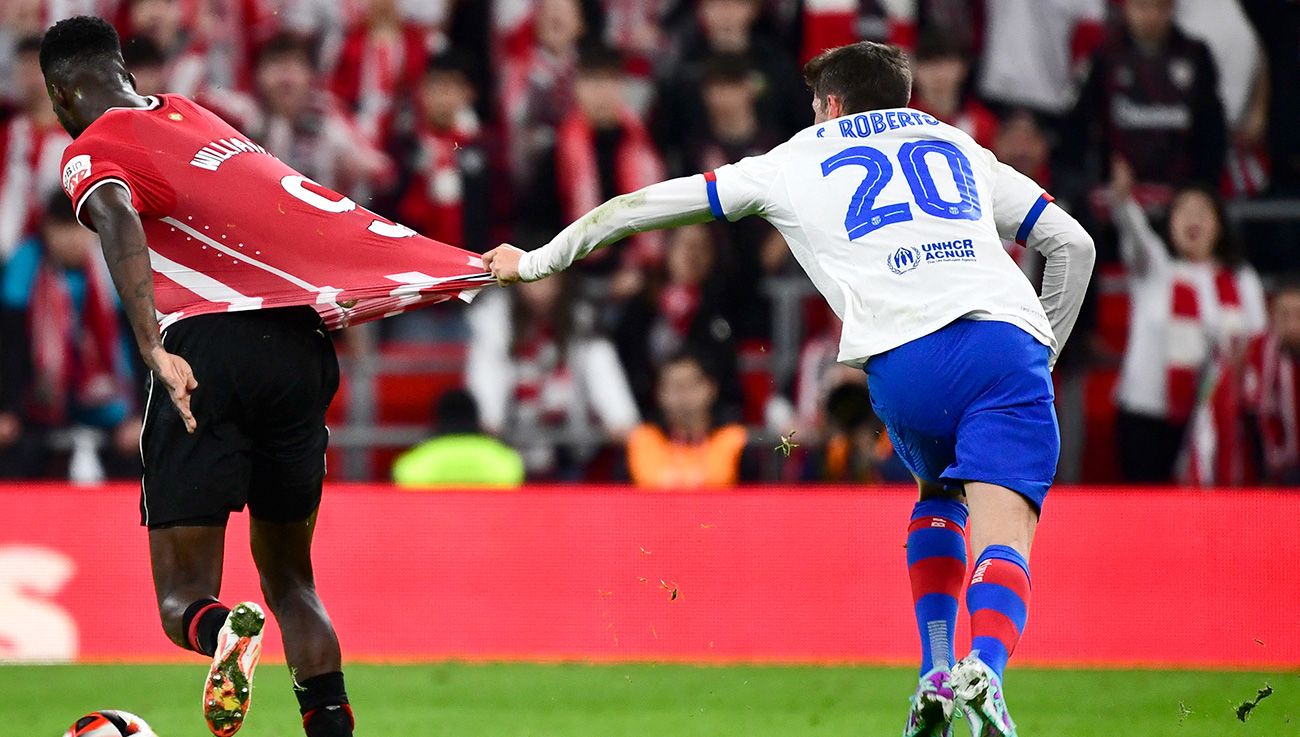 Sergi Roberto cometiendo una infracción a Iñaki Williams