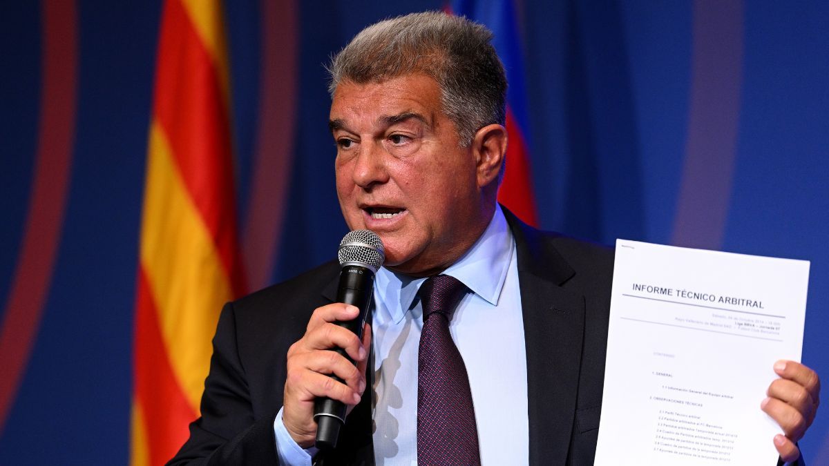 Joan Laporta con uno de los informes del 'caso Negreira'