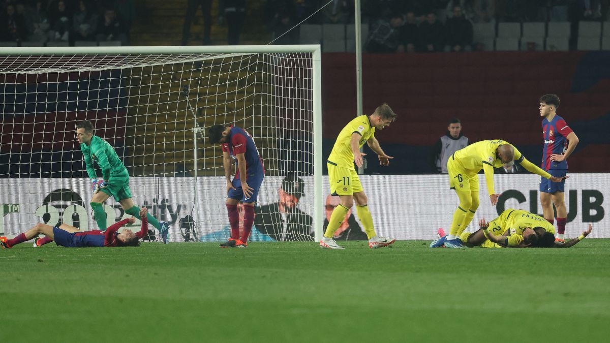 Los jugadores del Villarreal celebran un gol ante un Barça 'hundido'